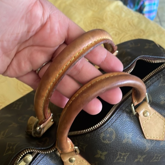 I’m selling spiry 30 LV original has a code inse the bag - Picture 4 of 6